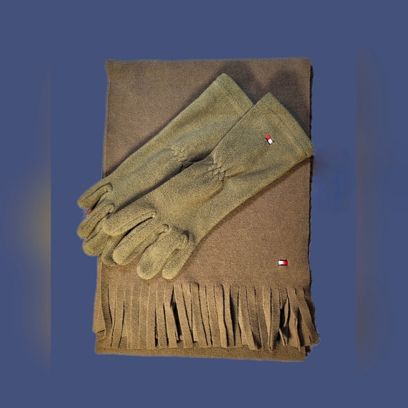 Tommy Hilfiger fleece scarf and gloves - Picture 4 of 5